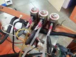 Solenoidy pro ovládání stlačeného vzduchu.