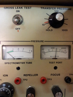 Vlevo tlak difuzky, vpravo tlak předvakua(rotačky)